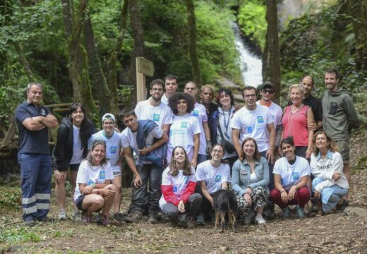 Os mozos do campo de voluntariado de Vilasantar e Boimorto acondicionan rutas de sendeirismo e dinamizan a oferta cultural da zona